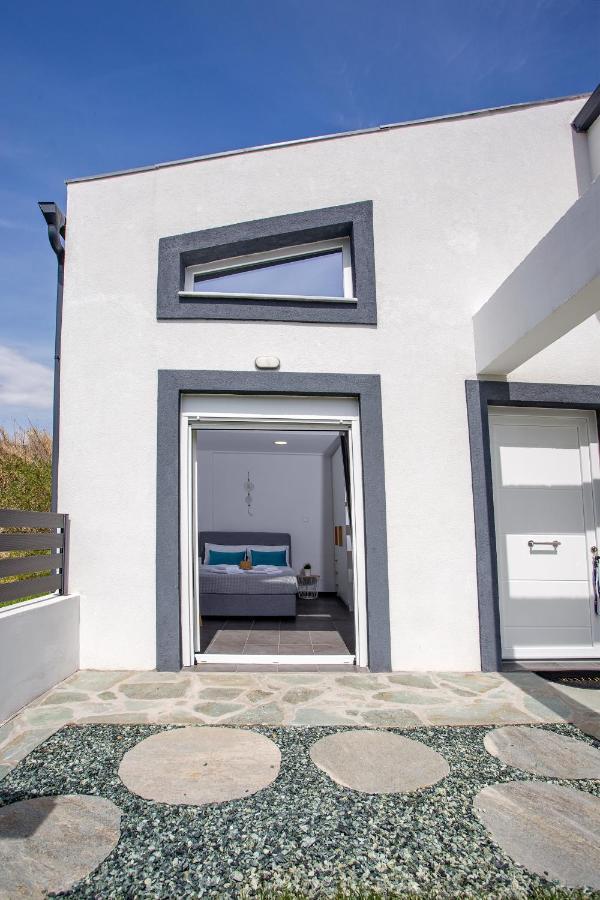 Joy C Deluxe Villa Nea Iraklitsa Exterior photo